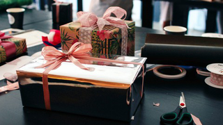 Learn to wrap gifts like a Pro